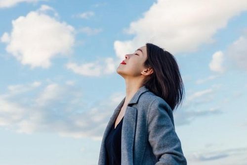 Sống bản lĩnh không cố thay đổi quá khứ và làm vừa lòng mọi người