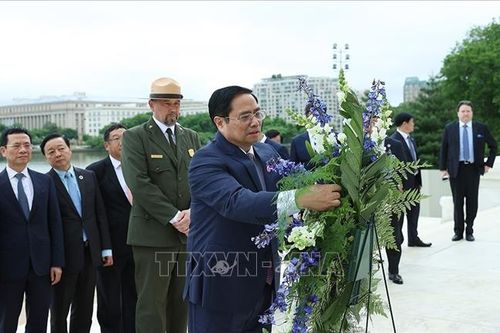 Thủ tướng Phạm Minh Chính đặt hoa tại Đài tưởng niệm Tổng thống Thomas Jefferson