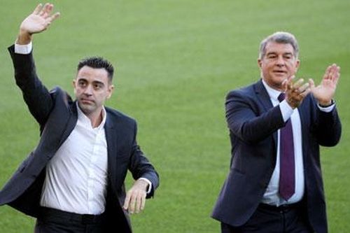 Xavi mâu thuẫn với chủ tịch Laporta