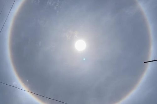 Vòng hào quang xuất hiện quanh mặt trời: Dự báo thiên tai hay chỉ là hiện tượng thiên nhiên kỳ thú?