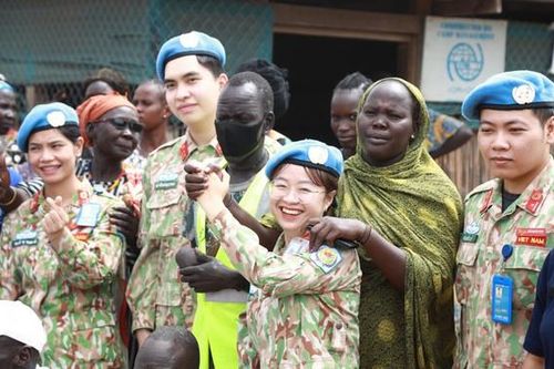 Chiến sĩ 'mũ nồi xanh' trao tặng nhiều món quà ý cho trẻ em và người dân trại tị nạn ở Nam Sudan