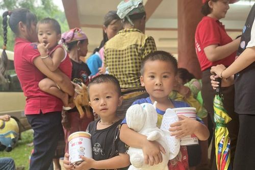 Đưa yêu thương về vùng khó khăn