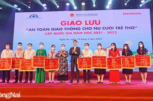 Sở GD-ĐT nhận cờ thi đua về triển khai giáo dục An toàn giao thông