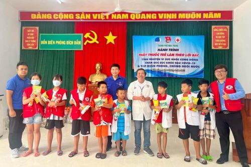 Tổ chức Hành trình thầy thuốc trẻ làm theo lời Bác