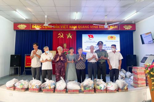 Đoàn Thanh niên Công an tỉnh trao 30 phần quà cho gia đình chính sách, người có công với cách mạng