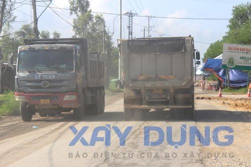 Xe quá tải đã 'cày' nát đường ven biển Quảng Nam - Quảng Ngãi