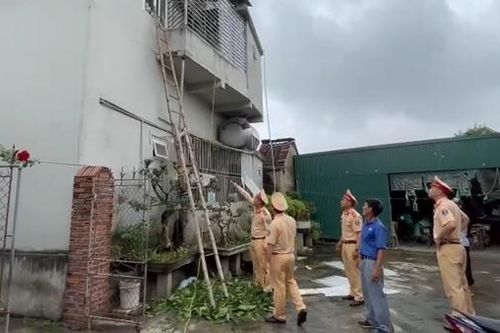 CSGT tuần tra đêm giải cứu 4 mẹ con mắc kẹt trong đám cháy