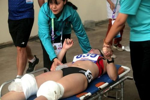VĐV Đinh Thị Bích bị đối thủ chèn ép, chấn thương nặng trước vạch đích