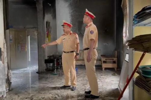 Hải Dương: CSGT giải cứu kịp thời 4 mẹ con mắc kẹt trong đám cháy