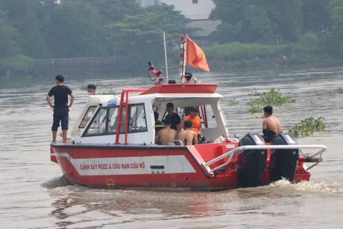 Cảnh sát lái canô, lặn sông Sài Gòn tìm người phụ nữ nhảy cầu