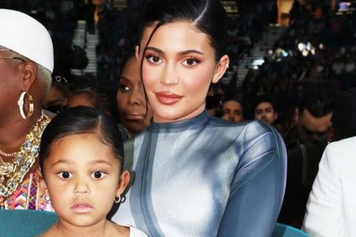 Kylie Jenner đưa con gái đến ủng hộ bạn trai ở Billboard 2022