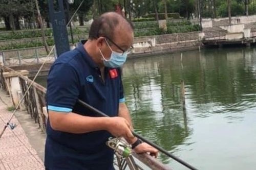 HLV Park nhận lời chúc mừng khi câu được cá ở Việt Trì