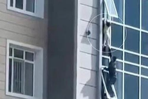 Giải cứu đứa bé lơ lửng ngoài cửa sổ tầng 8 tại Kazakhstan