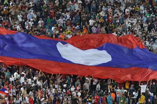 CĐV Nam Định mang đại kỳ Lào đến sân Thiên Trường