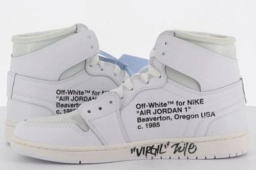 Đôi sneakers được bán với giá 16.800 USD