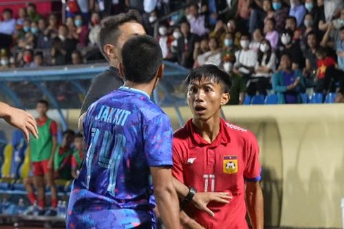 HLV U23 Lào lao vào sân để ngăn học trò xô xát với U23 Thái Lan