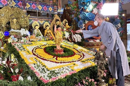 Sâu lắng nghi lễ tắm Phật mừng Đại lễ Phật đản