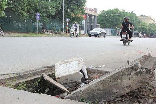 Hà Nội: Nắp cống lộ thiên trên Phố Viên - Nguyễn Đình Tứ 'bẫy' người đi đường