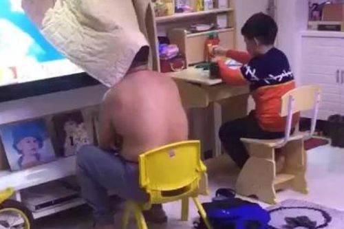 Con sắp thi cuối kỳ, bố trùm chăn xem tivi không dám mở tiếng