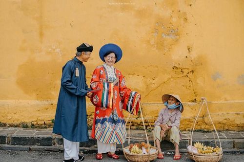 Cặp vợ chồng U80 'tình bể bình' trong bộ ảnh cổ phục ở Hội An
