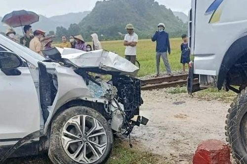 Băng qua đường sắt, 'xế hộp' bị tàu hỏa tông bẹp dúm