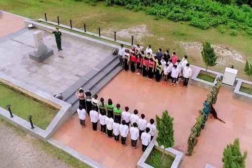 Nâng cao hiểu biết pháp luật cho học sinh vùng biên qua mô hình 'Tiết học biên cương'