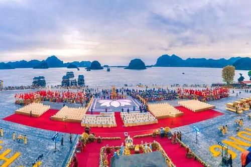 Hàng nghìn phật tử đội mưa mừng Đại lễ Phật đản 2022 ở Hà Nam