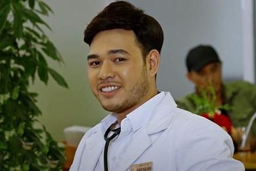Bác sĩ Hùng 'Bão ngầm' đời thực là mỹ nam bí ẩn