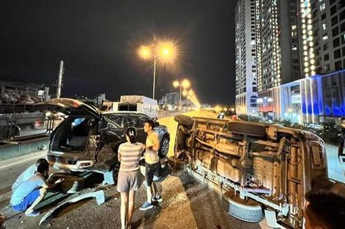 5 ô tô 'dồn toa' trên đường Vành đai 3 trên cao