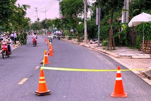 Hai du khách nước ngoài tử vong sau khi tông xe vào cột điện