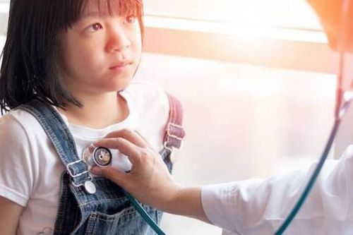 Trẻ dậy thì sớm gặp nguy cơ gì khi không được điều trị kịp thời?