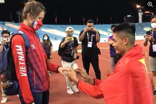 Vừa đạt HCV SEA games 31, cao thủ quỳ gối cầu hôn bạn gái tại SVĐ