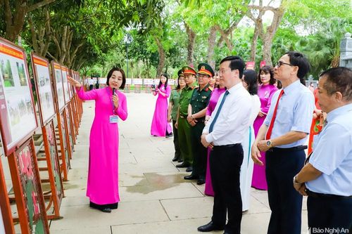 Khai mạc trưng bày chuyên đề 'Hồ Chí Minh - đẹp nhất tên Người'