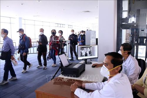 Lào đón nhiều du khách sau khi mở cửa biên giới