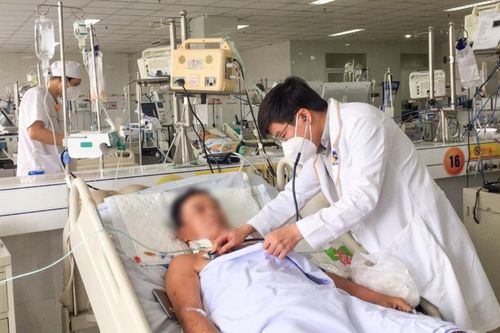 Bị ong vò vẽ đốt nguy kịch, chạy vào nhà khiến 3 người khác nhập viện theo