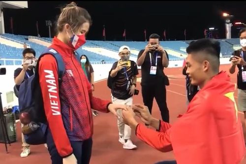 Nhà vô địch SEA Games 31 có màn cầu hôn bạn gái đầy ngọt ngào ngay sau khi nhận HCV
