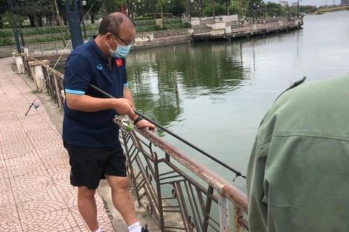 Clip: HLV Park Hang Seo hào hứng mượn cần câu, câu cá ở Việt Trì, netizen thốt lên 'cưng xỉu'