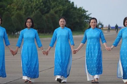 Lần đầu tiên, áo dài Hội tung bay trên đảo Trường Sa