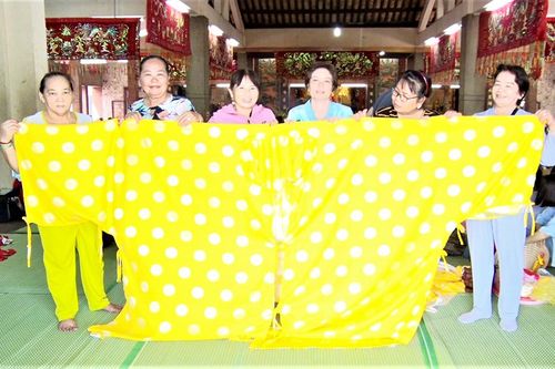 May thủ công 96 chiếc áo dâng Bà Chúa Xứ