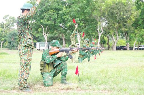 Kiểm tra thực hành bắn đạn thật, ném lựu đạn cho chiến sỹ mới năm 2022