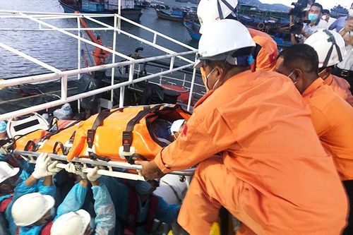 Đưa 2 thuyền viên người Philipines bị tai nạn lao động trên tàu vào Nha Trang chữa trị