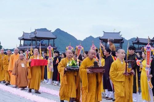 Hà Nam: Hàng vạn Phật tử đội mưa tham dự Đại lễ Phật đản tại chùa Tam Chúc