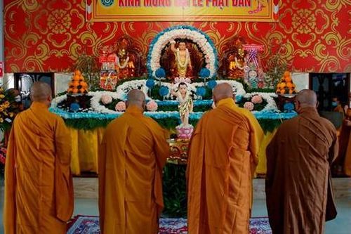 Tiền Giang: Phật giáo thị xã Gò Công tổ chức Đại lễ Phật đản và tặng nhà đại đoàn kết