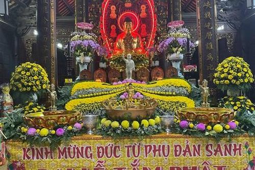 Chùa Pháp Võ tổ chức Đại lễ Phật đản, tặng 200 phần quà đến người nghèo