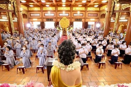Cả ngàn Phật tử về chùa Thiên Quang tham dự Đại lễ Phật đản Phật lịch 2566