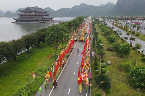 Hàng vạn người đội mưa mừng lễ Phật Đản 2022