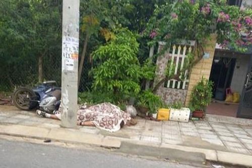 2 du khách người Anh chạy xe máy tông vào trụ điện tử vong