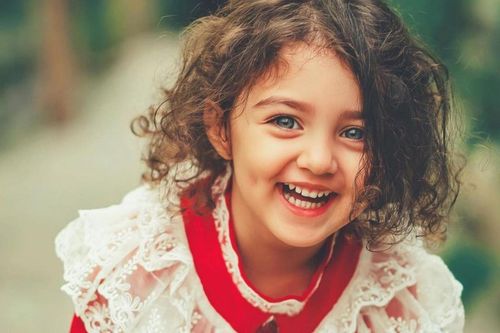 Vẻ trong trẻo của 'em bé có nụ cười đẹp nhất thế giới', ai nhìn cũng vui lây