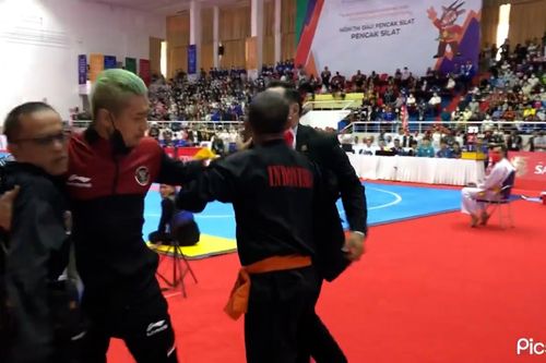 Thành viên đội Pencak Silat Indonesia suýt đánh trọng tài