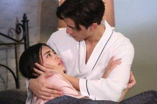 Cưới 1 tháng vợ chưa cho 'tân hôn', cố tình đẩy cửa nhà tắm tôi nghẹn lòng nhìn cảnh tượng